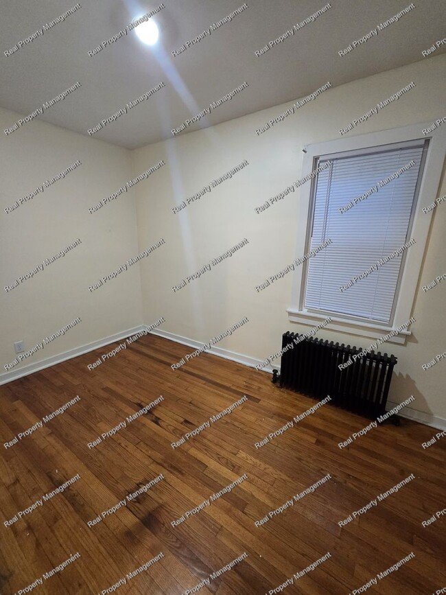 Building Photo - Freshly Painted 3 Bedroom