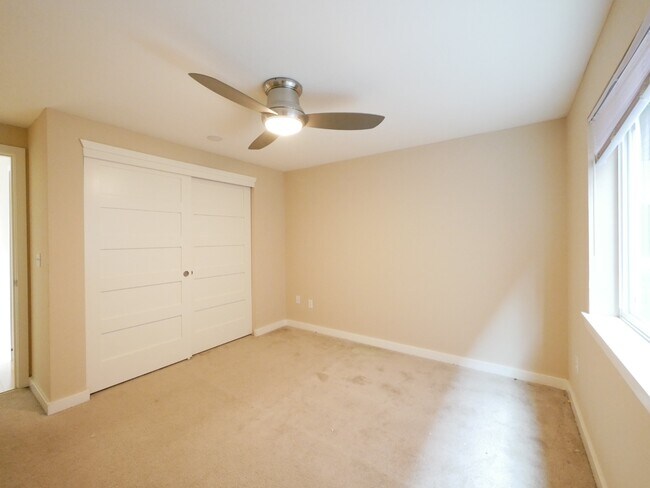 Building Photo - Exceptional Condo in Capitol Hill Available for Rent!