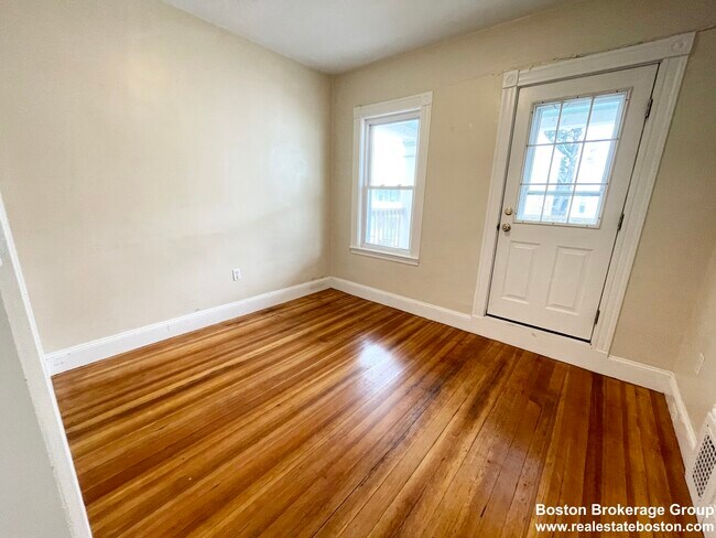 Building Photo - 26 Taft St