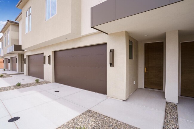 Building Photo - 996 Manen St