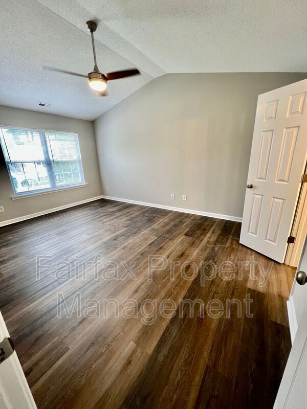 Building Photo - 201 Ridge Lake Dr