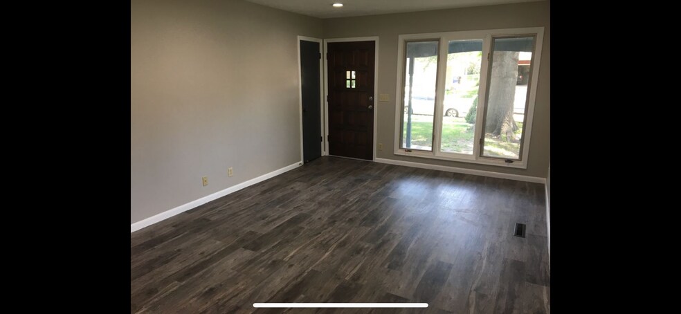 Building Photo - 4905 Cresthaven Dr