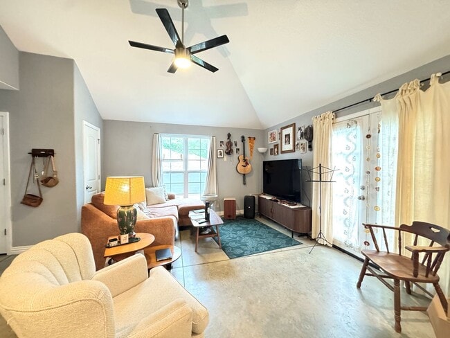 Building Photo - New 2 bedroom duplex, 2 car garage, quiet neighborhood, all appliances