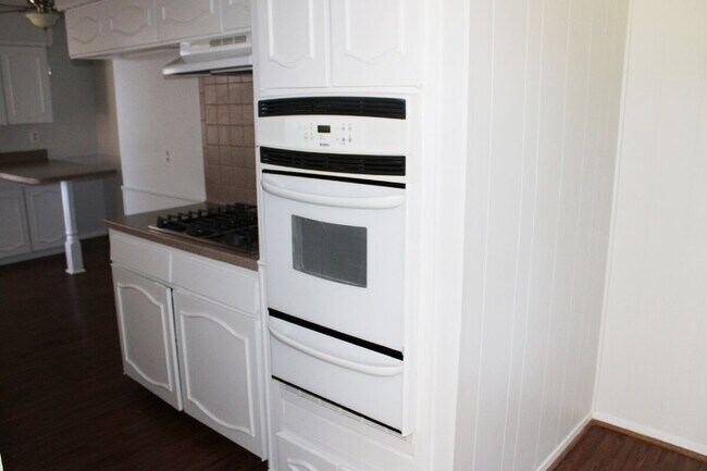 Building Photo - "Charming, Bedford home with Dual Living Spaces, Bonus Room, and a Spacious Backyard!"