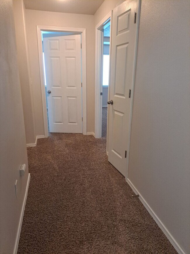 Building Photo - 3 Bedroom Home - Nice back yard -  no applications pending available now !