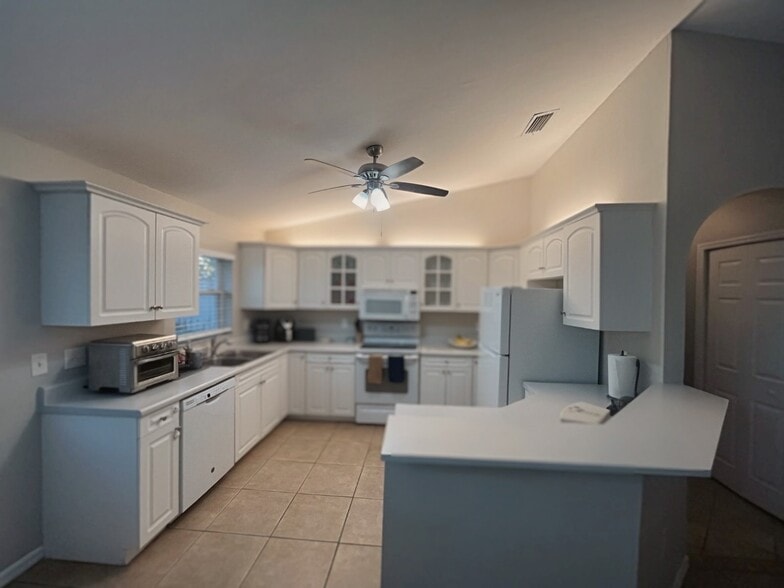 Shared kitchen. - 822 Nicholas Pky W