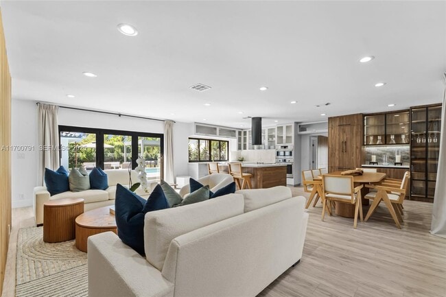 Building Photo - 116 W 1st Ct