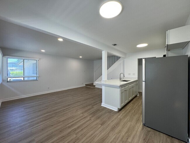 Building Photo - 814 Tiffany Dr W