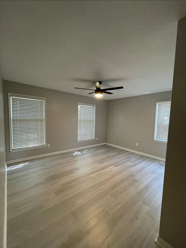 Building Photo - 3107 Redwood Dr