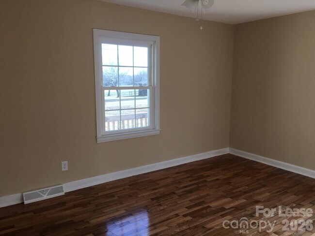 Building Photo - 445 Bess Town Rd