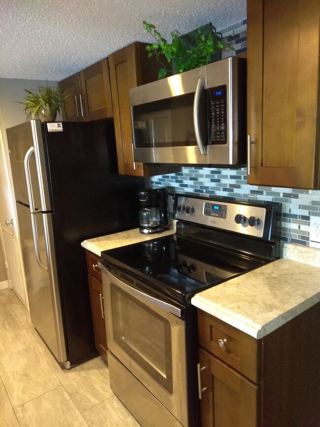 Building Photo - $500 discount on the first month's rent for qualified tenants Quality Waterfront Gated Community ...