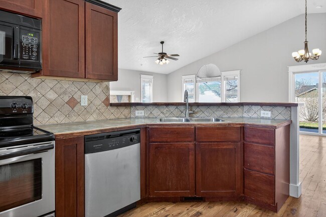 Building Photo - Spacious Home in Quiet Star Cul-de-Sac with Large Yard