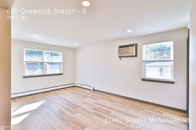 Building Photo - 609 Oakwood St