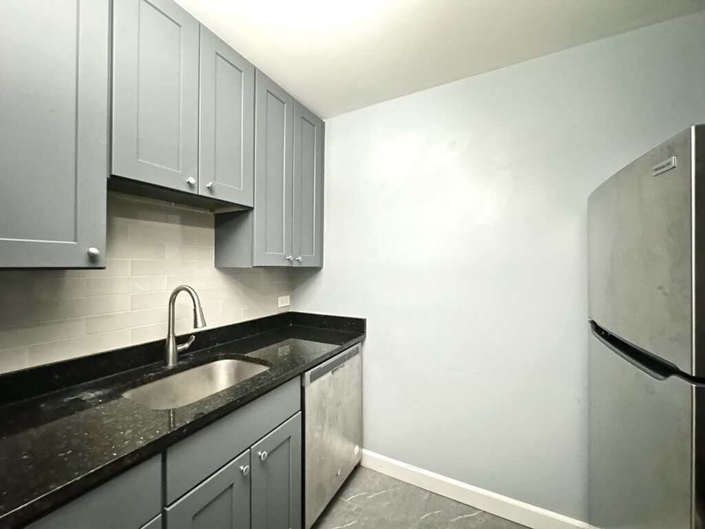 Building Photo - 663 W Grace St