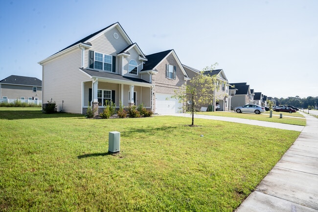 Building Photo - 647 Red Oak Ln