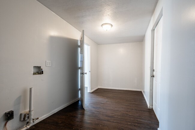 Building Photo - Spacious & Inviting 2BD and 1 BA – Your Ne...