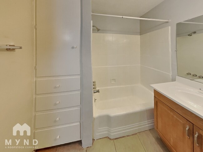 Building Photo - 903 E 5th St