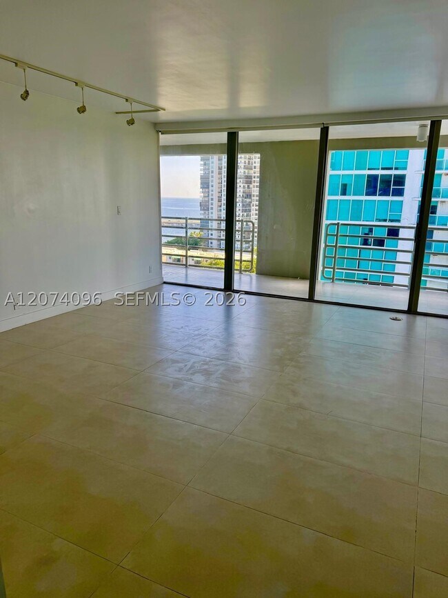Building Photo - 2025 Brickell Ave