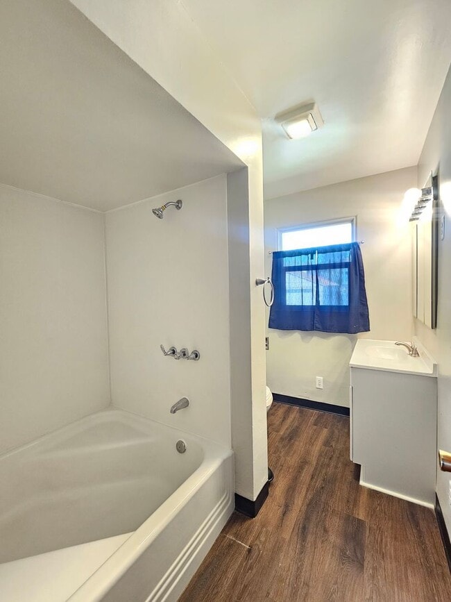 Building Photo - $1,900 - 3 Bed / 2 Bath Charming Rancher H...