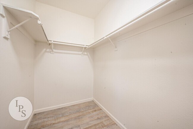 Building Photo - 753 Applegate Ave