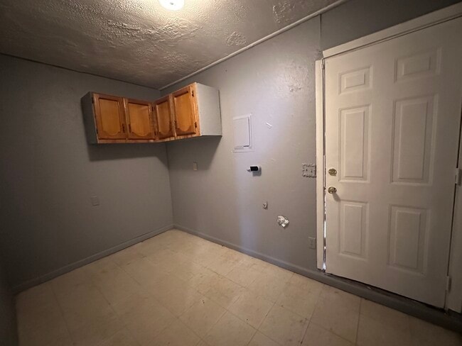 Building Photo - 1001 Shasta-