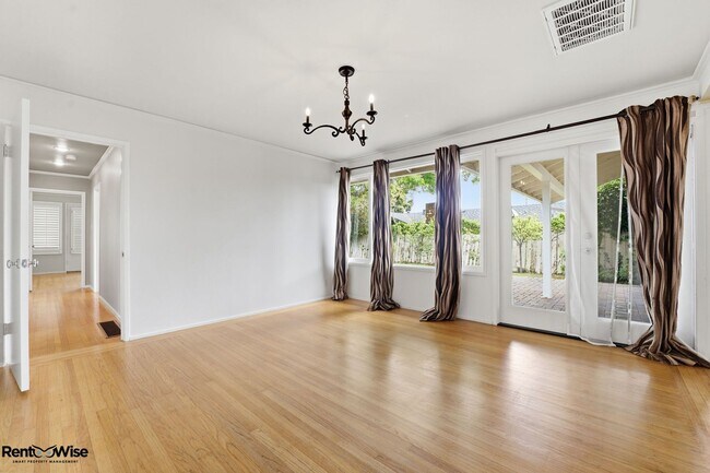 Building Photo - 536 W Hillsdale Blvd