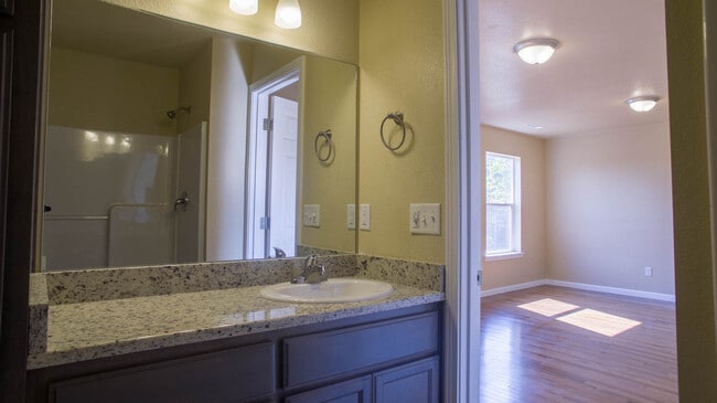 Building Photo - Open Floor plan 2 Bed 2 Bath Close to Down...
