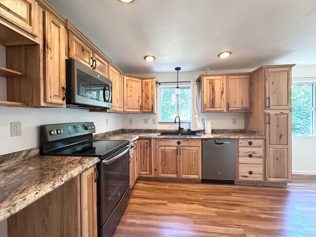 Building Photo - 2 Bed 1 Bath Duplex near Gresham Station!