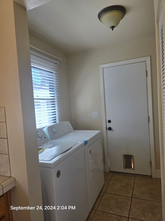 Building Photo - 2 bed 1 bath with bonus room