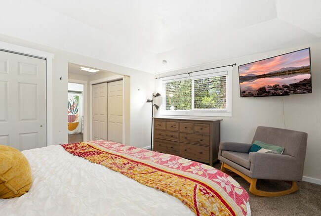 Building Photo - SW Bend Reverse-Living Home on .36 Acres | 5 Bedrooms | 3 Bathrooms