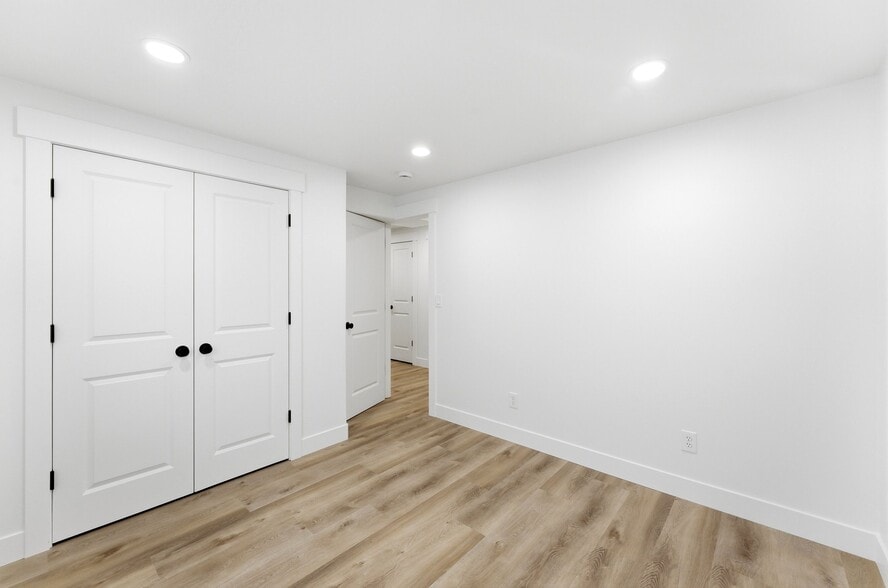 Building Photo - 2432 W Santa Fe Dr