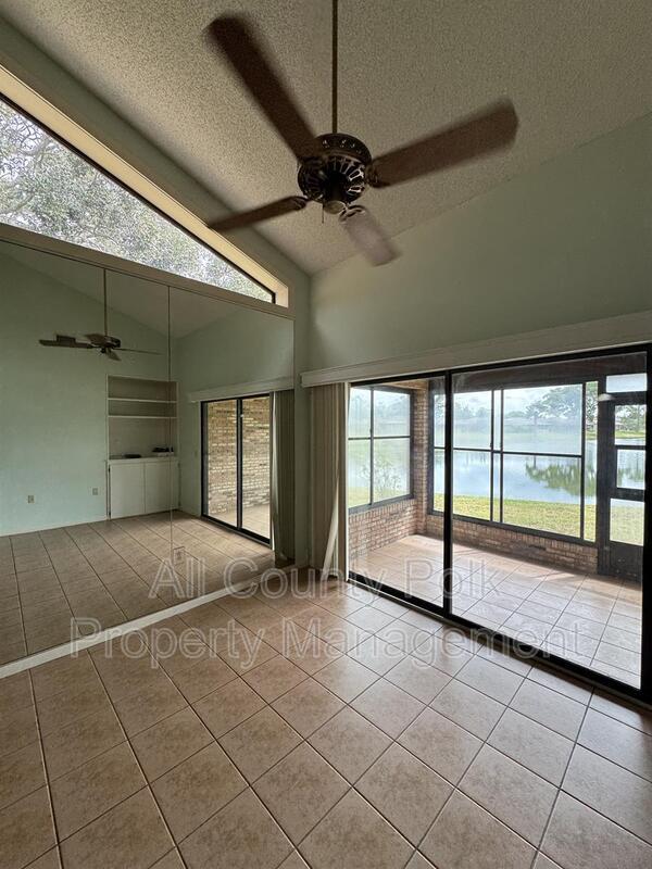 Building Photo - 542 Lake Carolyn Cir