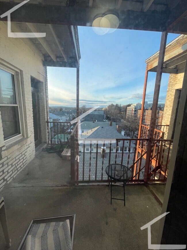 Building Photo - 9/1- No Fee! Large studio/small 1BR on Green Line in Brighton