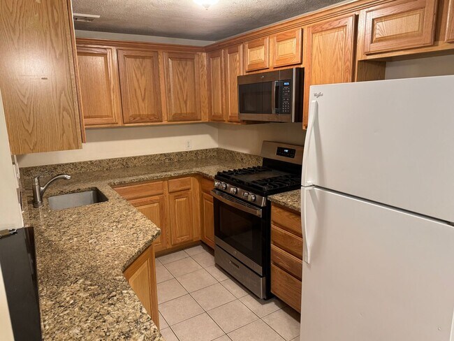Building Photo - 2 Bedroom Condo for Rent - Tyngsboro