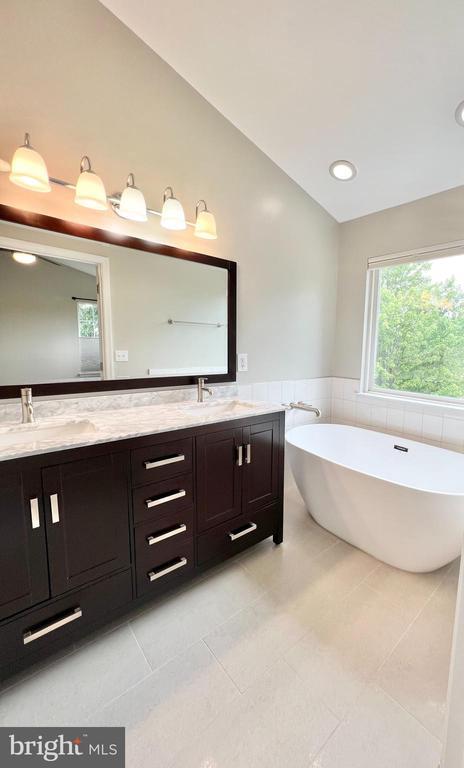 Building Photo - 6400 Warren Point Ct