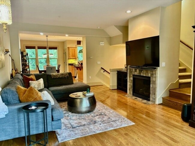Building Photo - Beautiful Lake Oswego Newer Townhome Walki...