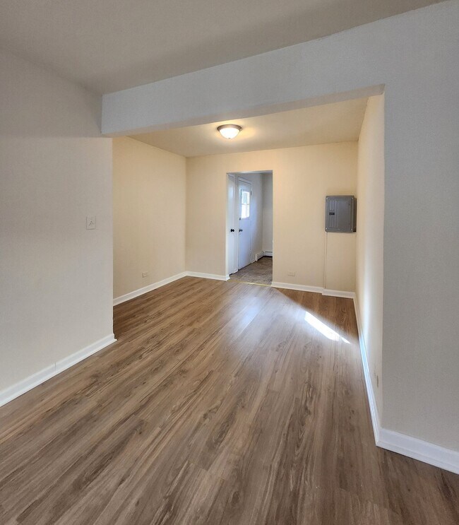 Building Photo - 2005 W Touhy Ave