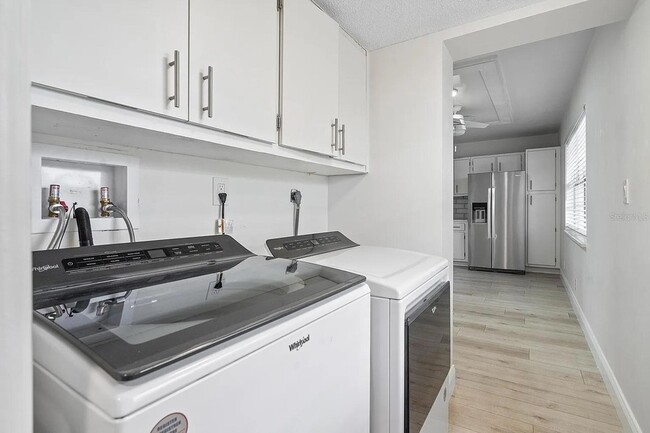 Building Photo - 4020 W Palm Aire Dr