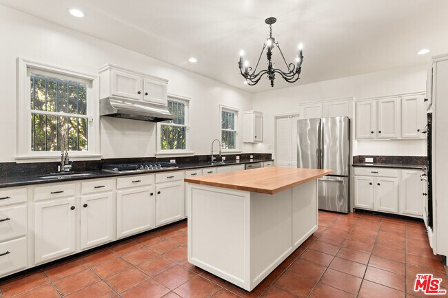 Building Photo - 258 S Orange Dr