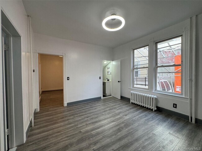 Building Photo - 642 E 224th St