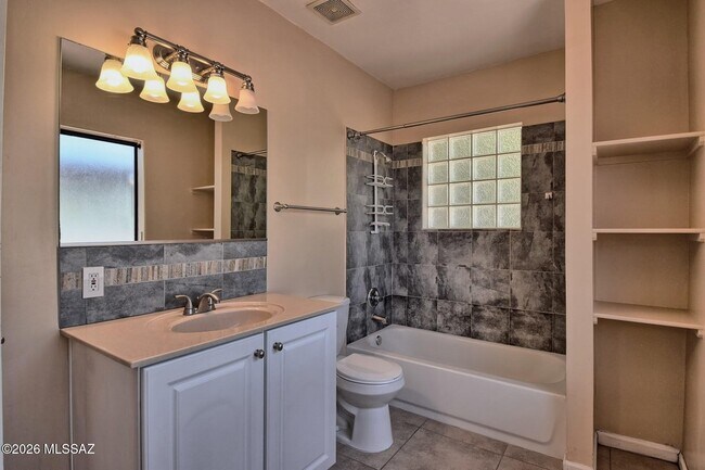 Building Photo - 1604 E 10th St