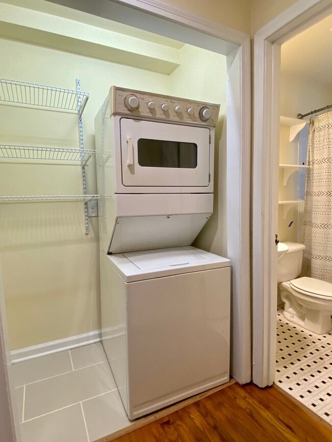 Building Photo - Adorable 2BR 1BA in Five Points - Applicat...