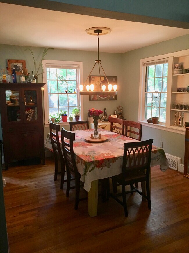 Building Photo - 410 Pineneedle Rd