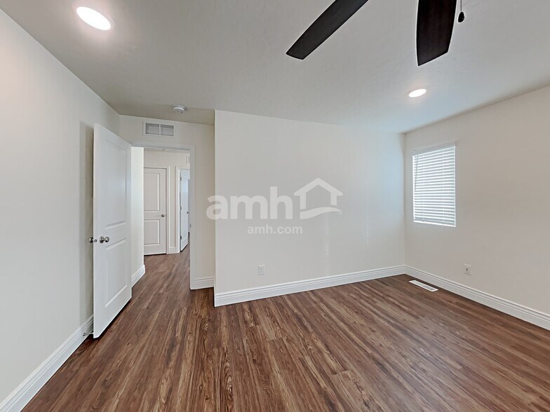Building Photo - 1061 N Barkvine Ave