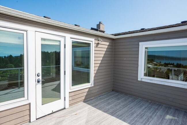 Building Photo - Stunning North Beach 4 bedroom, 3.5 bath with breathtaking view.