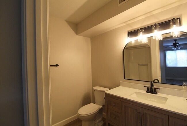 Building Photo - 1112 Blue Ridge Dr