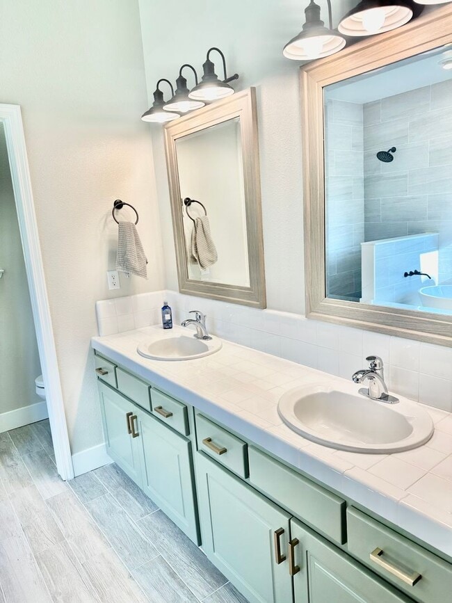 Building Photo - Updated North Fresno 3/2