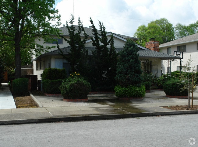 Building Photo - 1040 W Iowa Ave