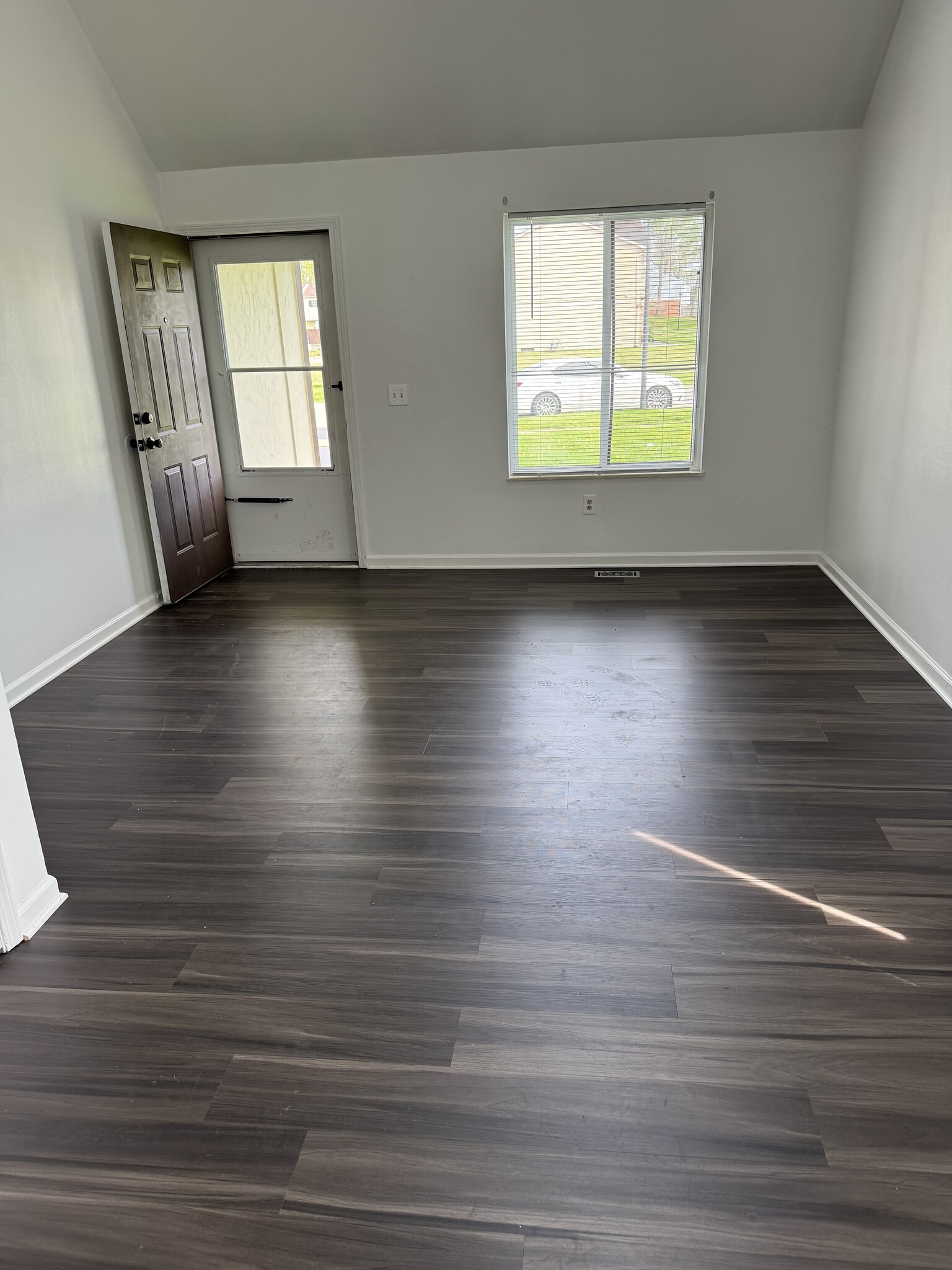 Building Photo - 5945 Red Oak Dr