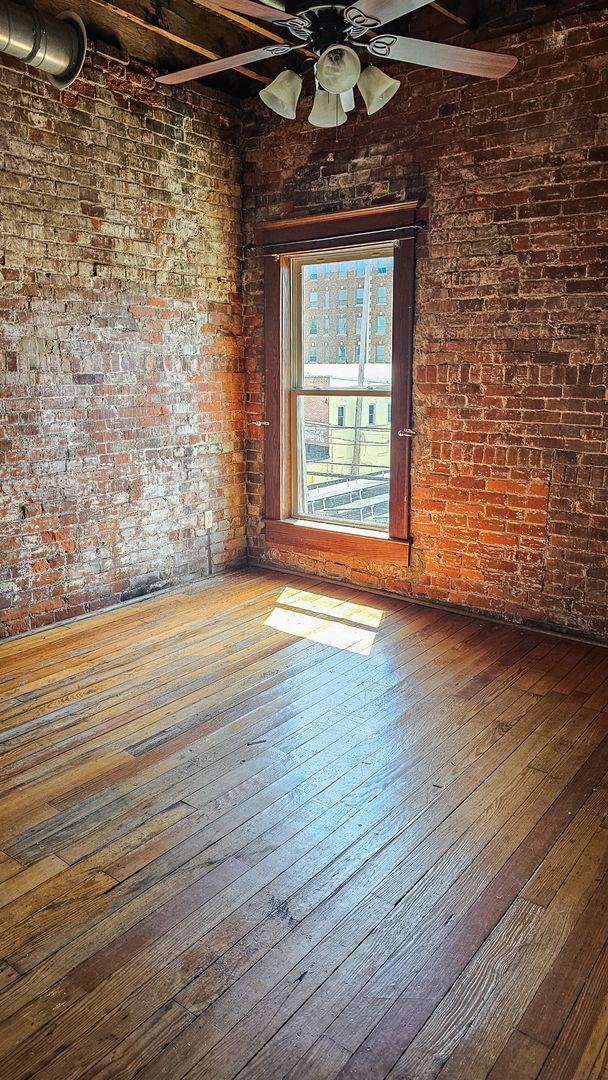 Building Photo - 111 W 7th St